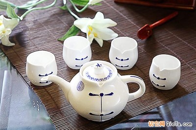 瓷中雅韻，禮拜真情 青花陶瓷茶禮的藝術與溫度
